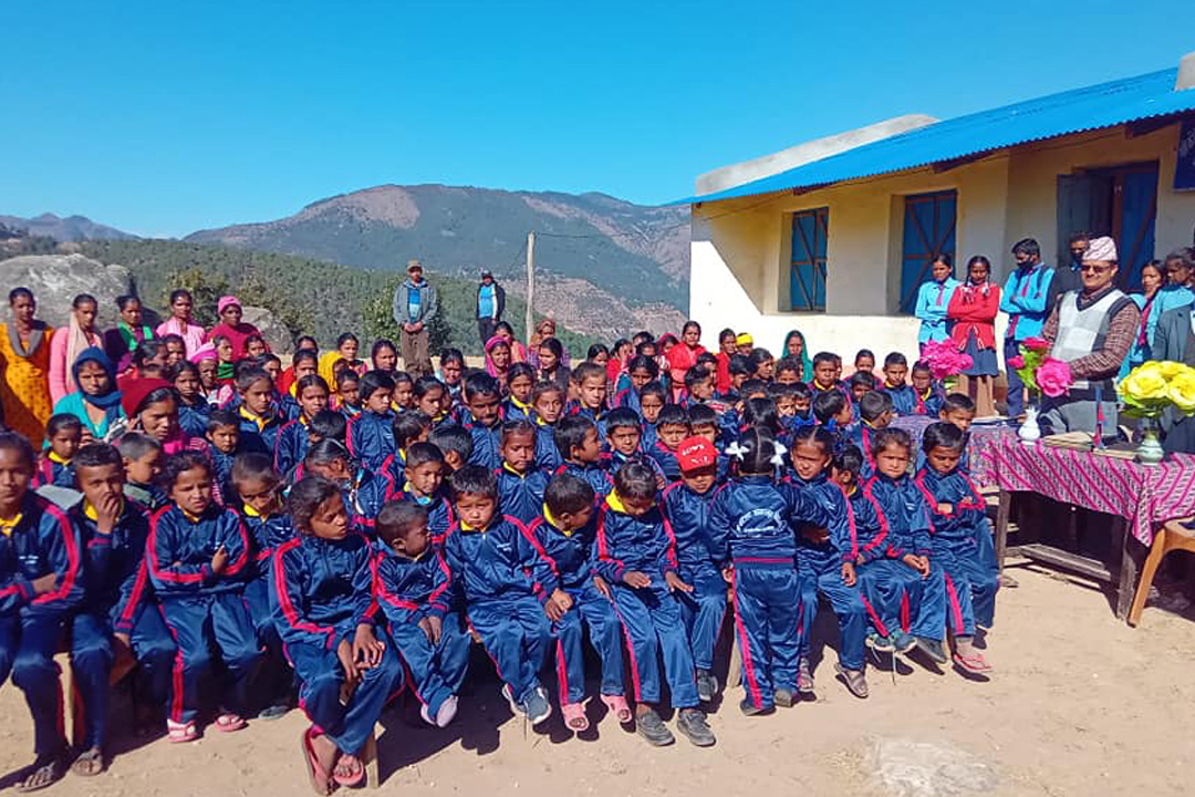 मनकारी समाजले बैतडीको एक विद्यालयमा स्कुल ड्रेस वितरण गर्यो 